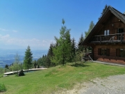 Die Sommerweide für  unsere Jungtiere befindet sich gleich neben der Almhütte.